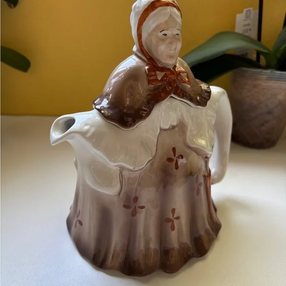 Little Old Lady Teapot Made in England 1930s Antique - Picture 11 of 14